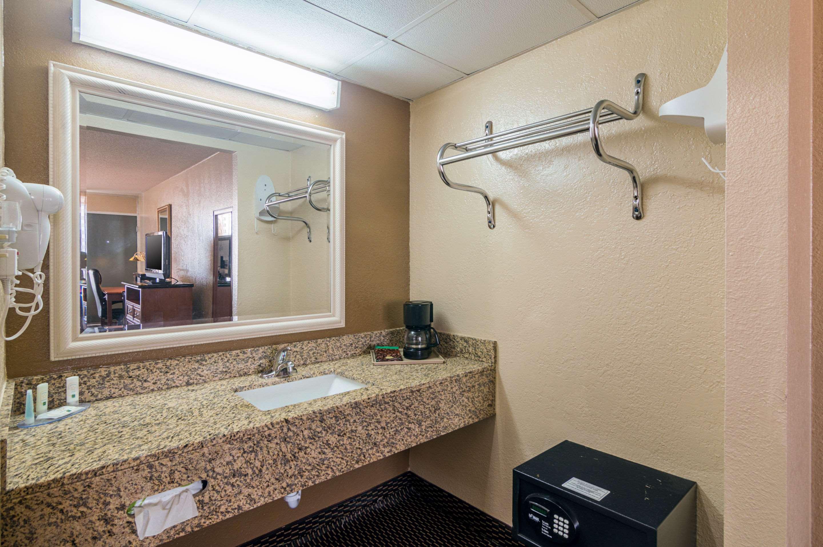 Quality Inn Shawnee I-40 Esterno foto