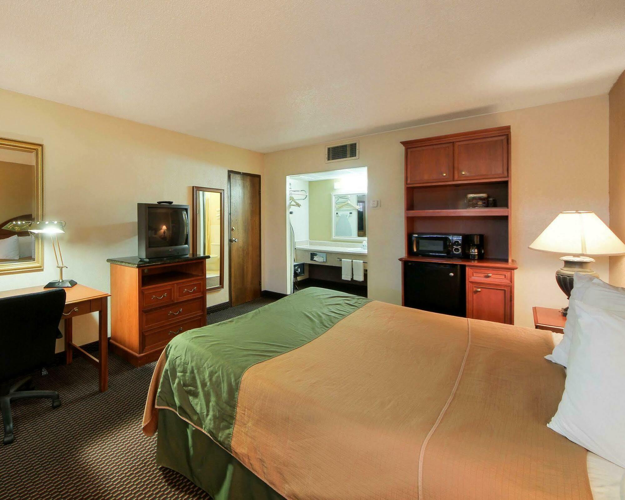 Quality Inn Shawnee I-40 Esterno foto